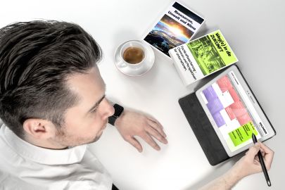 (c) Niki Schreinlechner Mann plant auf Tablet Kurse